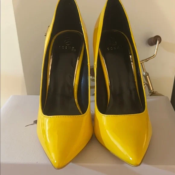Scene Weaver Yellow and Gold Stiletto Heels with Serpent Embellishment nwot - Picture 4 of 10